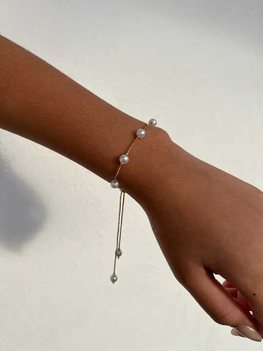 Pulsera dorada de perlas